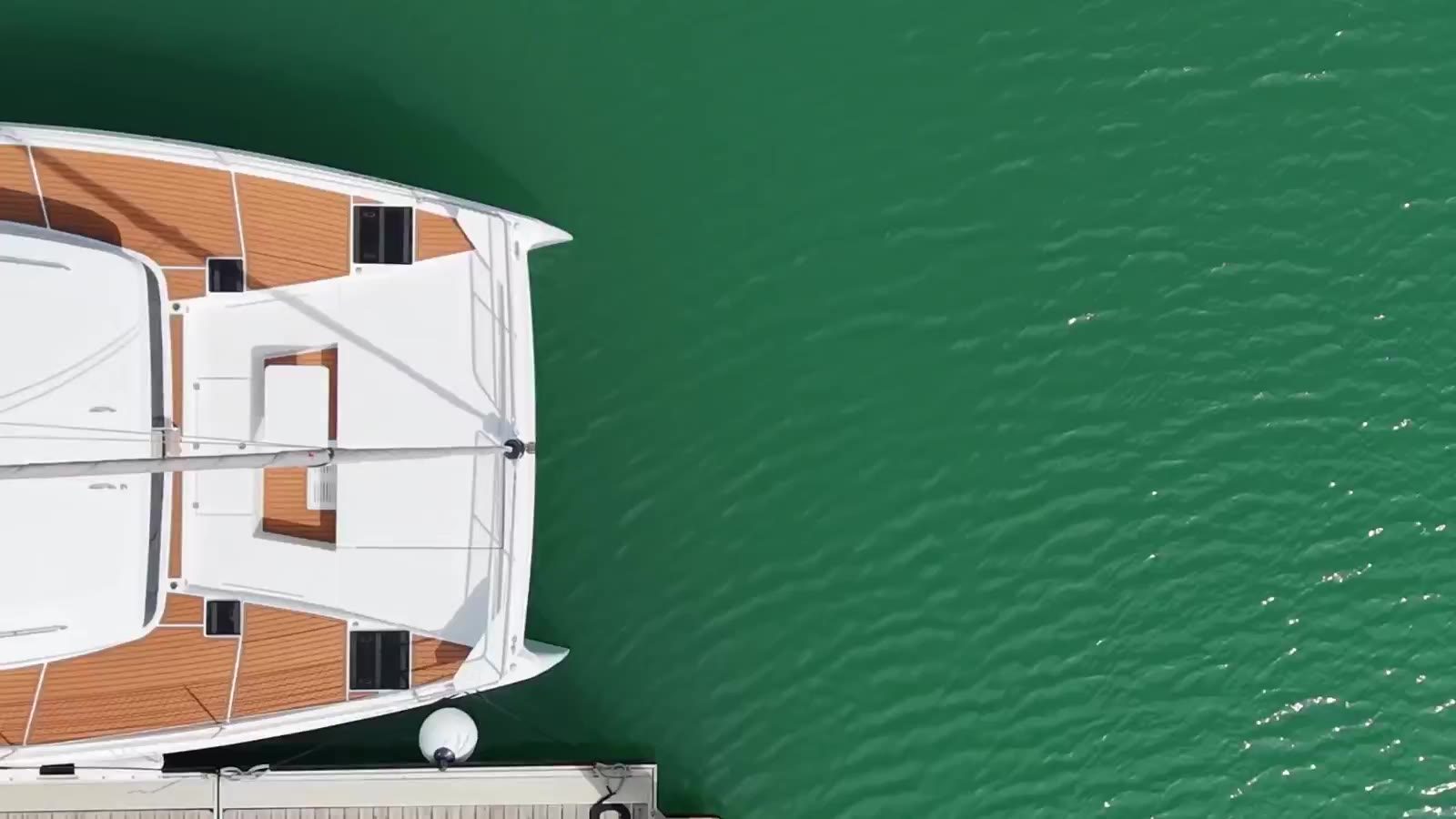 Vista aérea de un catamarán Bali con cubierta de teca sintética 4Deck instalada