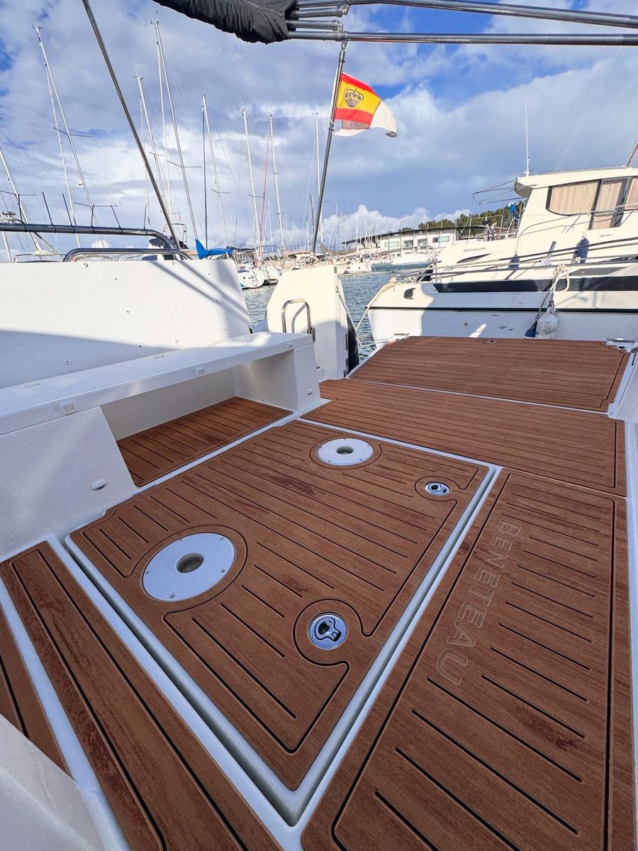 Cubierta 4Deck EVA marrón en la bañera de un Beneteau Flyer 9 Sundeck con el logotipo Beneteau grabado