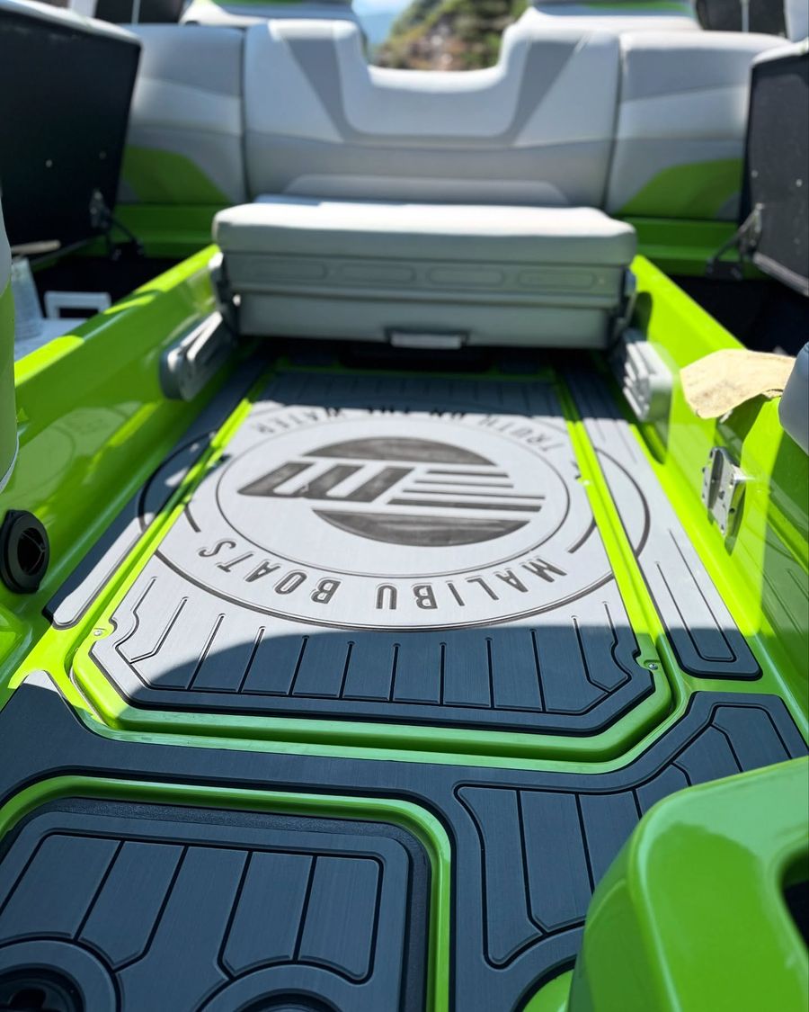 Cubierta 4Deck EVA gris de un Malibu MXZ 22 con el logotipo Malibu Boats grabado en el suelo