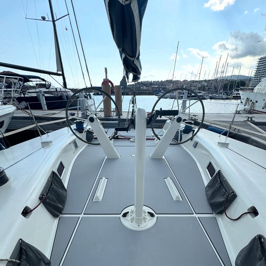 Bañera del velero de regata TP52 Duende 50 con doble timón y cubierta 4Deck EVA gris con juntas blancas